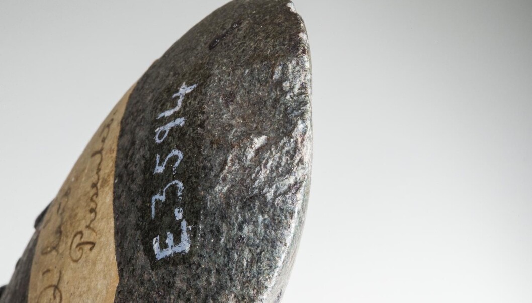 Øksedelene har tilhørt en øks maken til denne, mener de australske arkeologene. (Foto: Stuart Hay, ANU) Øksedelene har tilhørt en øks maken til denne, mener de australske arkeologene. (Foto: Stuart Hay, ANU)