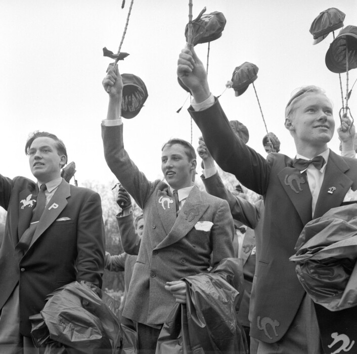 Kong Harald som russ i på 17. mai i 1955. Tidene har endret seg. Det var ingen russedresser, men elevene hadde symboler på jakken, som viste at de gikk ut av Katedralskolen, bedre kjent som "Katta". (Foto: NTB Scanpix) Kong Harald som russ i på 17. mai i 1955. Tidene har endret seg. Det var ingen russedresser, men elevene hadde symboler på jakken, som viste at de gikk ut av Katedralskolen, bedre kjent som "Katta". (Foto: NTB Scanpix)