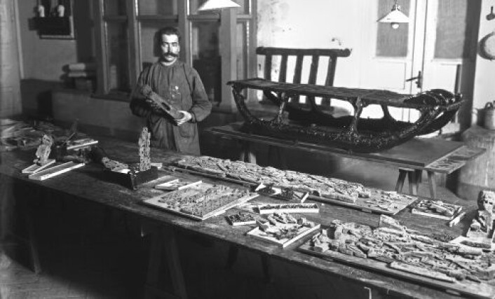 Fra konserveringen av Osebergfunnet for 110 år siden, da konserveringsmiddelet var alun. (Foto: KHM/UiO) Fra konserveringen av Osebergfunnet for 110 år siden, da konserveringsmiddelet var alun. (Foto: KHM/UiO)