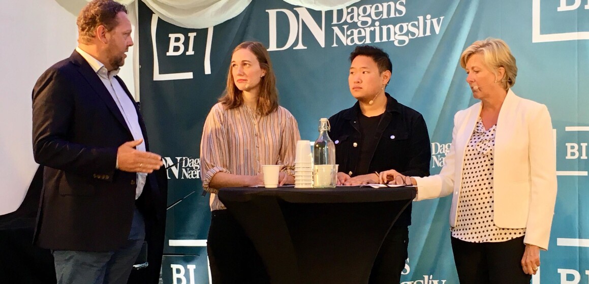 – Arbeidsmiljø er viktig for å få flere til å stå i arbeid lenge, men det kan ikke detaljreguleres. Det er en lederoppgave, men også ansatte har et ansvar, sa Pål Molander, direktør i STAMI (til venstre). Her med Ina Rangønes Libak, leder i AUF, Daniel Skjevik-Aasberg, fungerende leder i Unge Høyre og Kari Østerud, direktør i Senter for seniorpolitikk. (Foto: Anne Lise Stranden, forskning.no) – Arbeidsmiljø er viktig for å få flere til å stå i arbeid lenge, men det kan ikke detaljreguleres. Det er en lederoppgave, men også ansatte har et ansvar, sa Pål Molander, direktør i STAMI (til venstre). Her med Ina Rangønes Libak, leder i AUF, Daniel Skjevik-Aasberg, fungerende leder i Unge Høyre og Kari Østerud, direktør i Senter for seniorpolitikk. (Foto: Anne Lise Stranden, forskning.no)