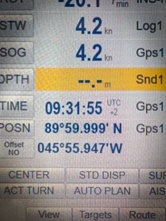 Her er det rett før. I går klokken 09:32 nådde KV Svalbard 90 grader nord. (Foto: Kystvakten). Her er det rett før. I går klokken 09:32 nådde KV Svalbard 90 grader nord. (Foto: Kystvakten).