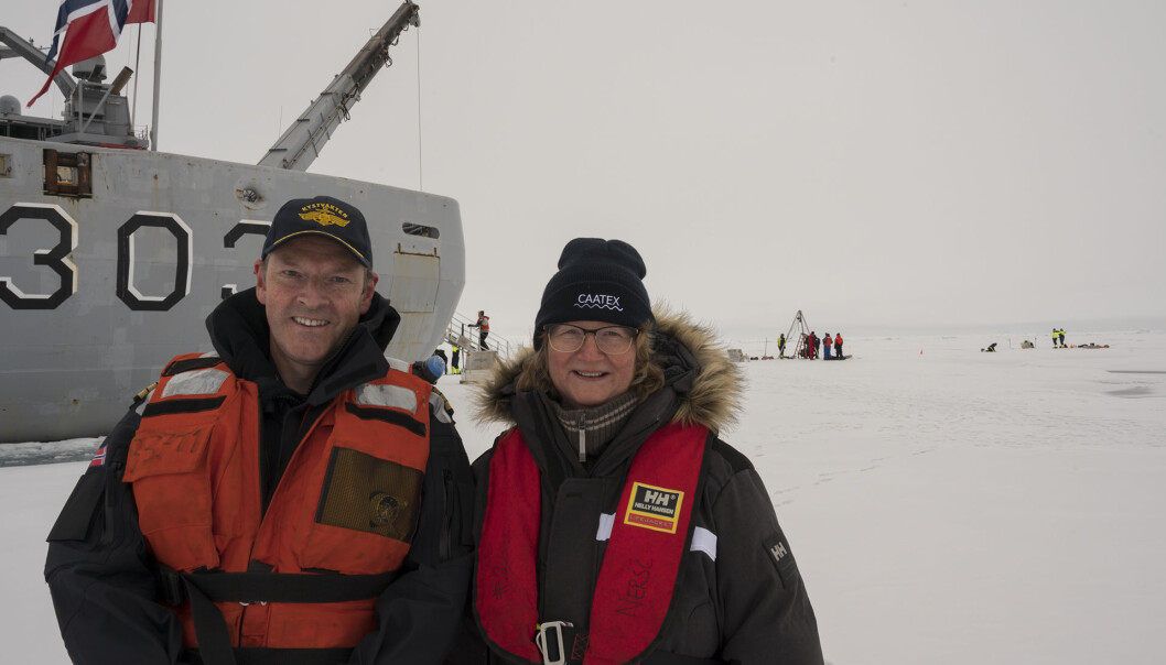 Geir-Martin Leinebø og toktsleder Hanne Sagen på Nordpolen. Det er hvitt og grått til alle kanter, ofte lave skyer og tåke. Midnattssola sørger for lys hele døgnet. (Foto: Kystvakten) Geir-Martin Leinebø og toktsleder Hanne Sagen på Nordpolen. Det er hvitt og grått til alle kanter, ofte lave skyer og tåke. Midnattssola sørger for lys hele døgnet. (Foto: Kystvakten)