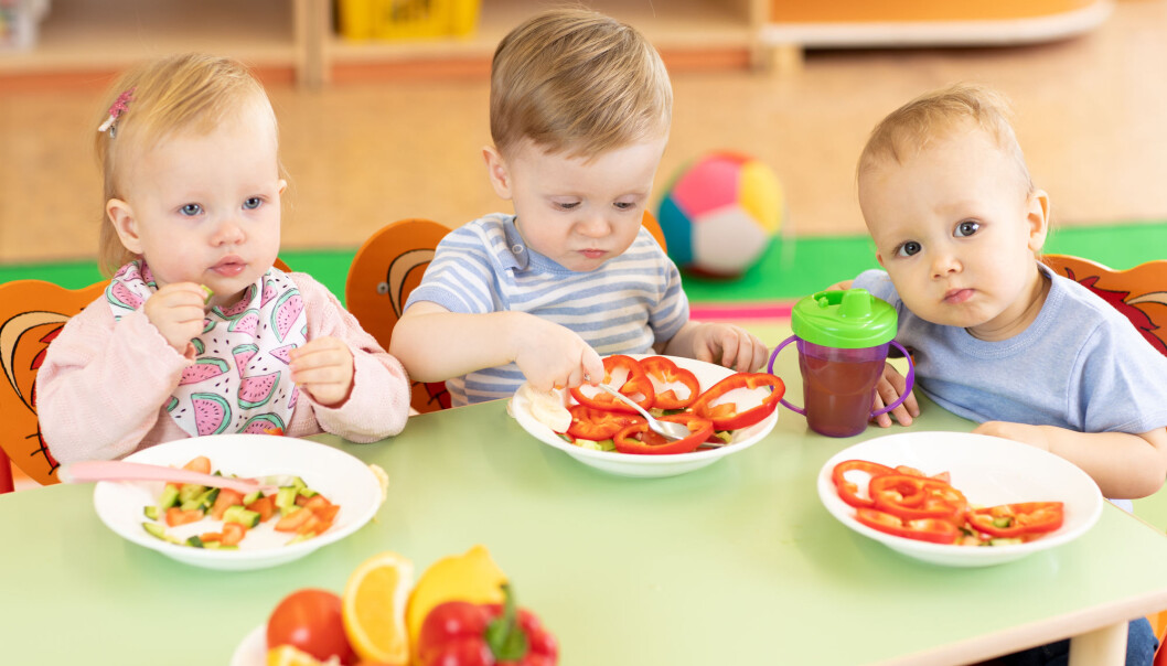 God stemning rundt matbordet kan redusere frykten for ukjent mat. (Illustrasjon: Oksana Kuzmina / Shutterstock / NTB scanpix) God stemning rundt matbordet kan redusere frykten for ukjent mat. (Illustrasjon: Oksana Kuzmina / Shutterstock / NTB scanpix)
