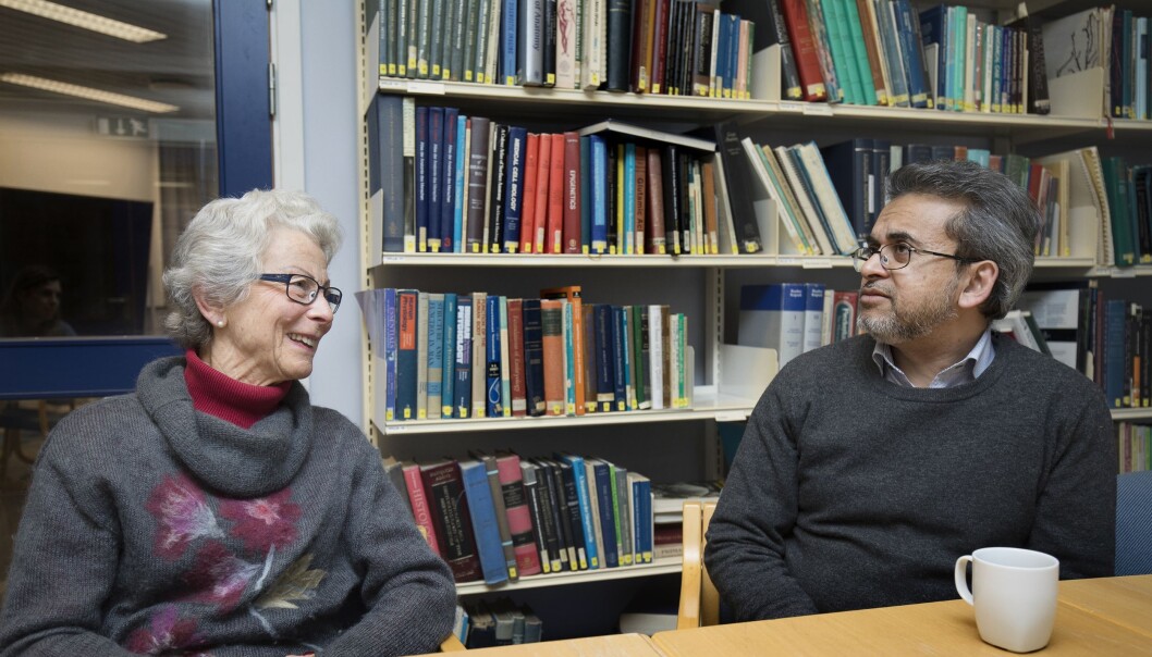 Professor Chaudry forteller Sissel Falck-Jørgensen at en av de faktorene knyttet til demensforståelse han har vært mest opptatt av, er delirium. (Foto: Anne Elisabeth Næss) Professor Chaudry forteller Sissel Falck-Jørgensen at en av de faktorene knyttet til demensforståelse han har vært mest opptatt av, er delirium. (Foto: Anne Elisabeth Næss)