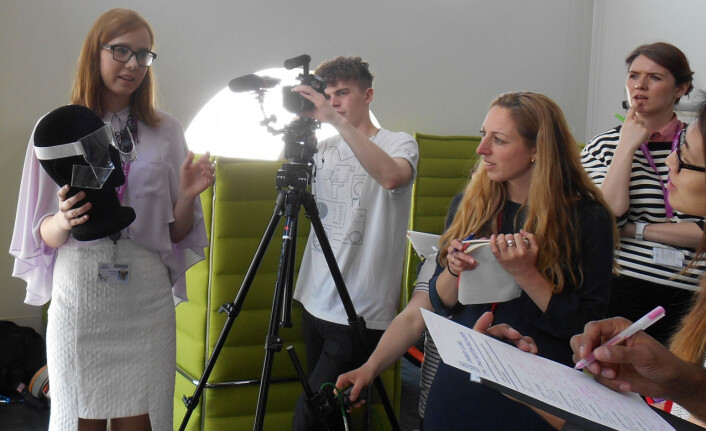 Her presenters rommoten som studenter ved designskolen ESMOD i Berlin har laget i prosjektet Couture In Orbit. (Foto: ESA) Her presenters rommoten som studenter ved designskolen ESMOD i Berlin har laget i prosjektet Couture In Orbit. (Foto: ESA)