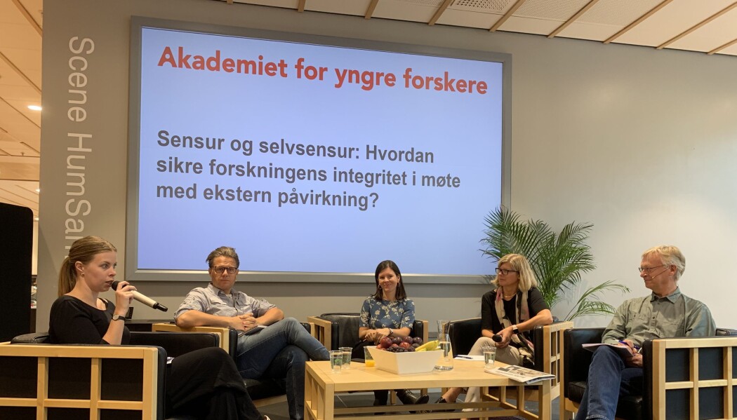 Fra venstre: Hanne Østli Jakobsen fra Morgenbladet, Vidar Enebakk fra NESH, Katerini Storeng som leder Akademiet for yngre forskere, Tanja Storsul, direktør for ISF, og Knut Ruyter, Universitetet i Oslos nye vitenskapsombud. (Foto: Ida Irene Bergstrøm) Fra venstre: Hanne Østli Jakobsen fra Morgenbladet, Vidar Enebakk fra NESH, Katerini Storeng som leder Akademiet for yngre forskere, Tanja Storsul, direktør for ISF, og Knut Ruyter, Universitetet i Oslos nye vitenskapsombud. (Foto: Ida Irene Bergstrøm)