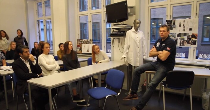 Andreas Mogensen, ESAs danske astronaut, på besøk hos motestudenter i København for å inspirere deres nye kolleksjon som lages i samarbeid med ESA i prosjektet Couture In Orbit. (Foto: ESA) Andreas Mogensen, ESAs danske astronaut, på besøk hos motestudenter i København for å inspirere deres nye kolleksjon som lages i samarbeid med ESA i prosjektet Couture In Orbit. (Foto: ESA)