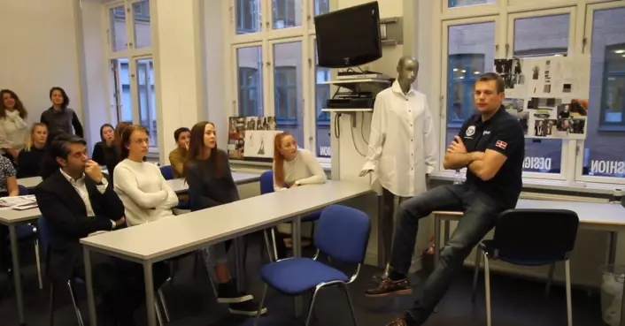 Andreas Mogensen, ESAs danske astronaut, på besøk hos motestudenter i København for å inspirere deres nye kolleksjon som lages i samarbeid med ESA i prosjektet Couture In Orbit. (Foto: ESA)