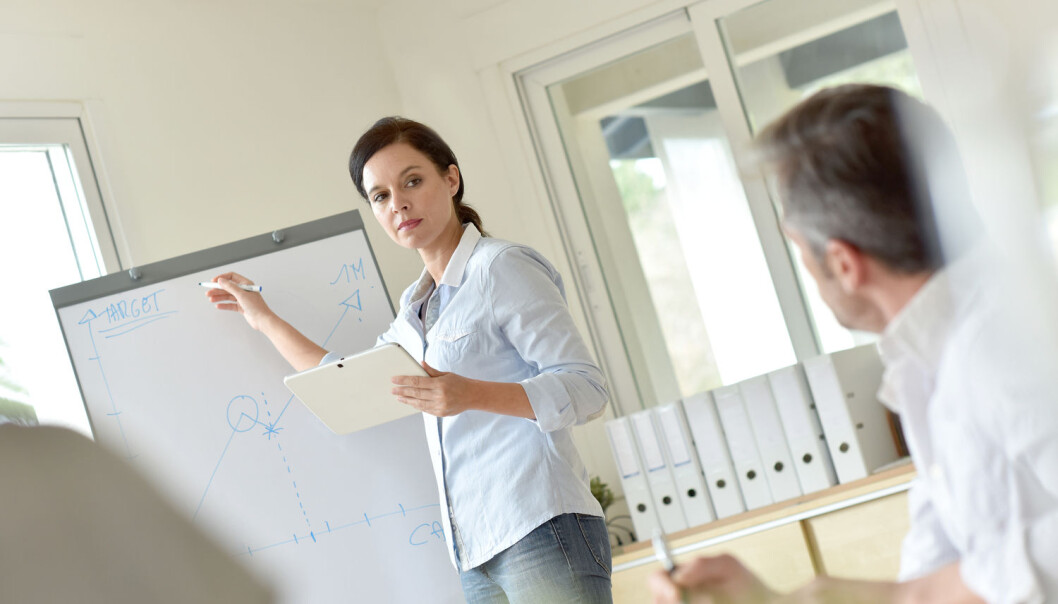 De som ikke prater så mye om kostnader og budsjetter, men som er mer opptatt av å gjøre det som skal til, holder seg innenfor budsjettet, ifølge en ny studie. (Foto: goodluz, Shutterstock, NTB scanpix) De som ikke prater så mye om kostnader og budsjetter, men som er mer opptatt av å gjøre det som skal til, holder seg innenfor budsjettet, ifølge en ny studie. (Foto: goodluz, Shutterstock, NTB scanpix)