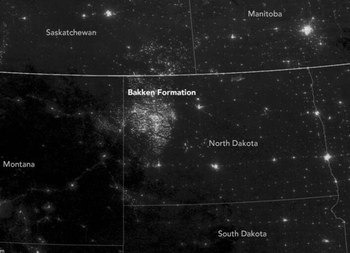 Bakken-formasjonen i Nord-Dakota lyser opp i dette nattbildet fra satellitten Suomi-NPP. (Bilde: NASA's Earth Observatory) Bakken-formasjonen i Nord-Dakota lyser opp i dette nattbildet fra satellitten Suomi-NPP. (Bilde: NASA's Earth Observatory)