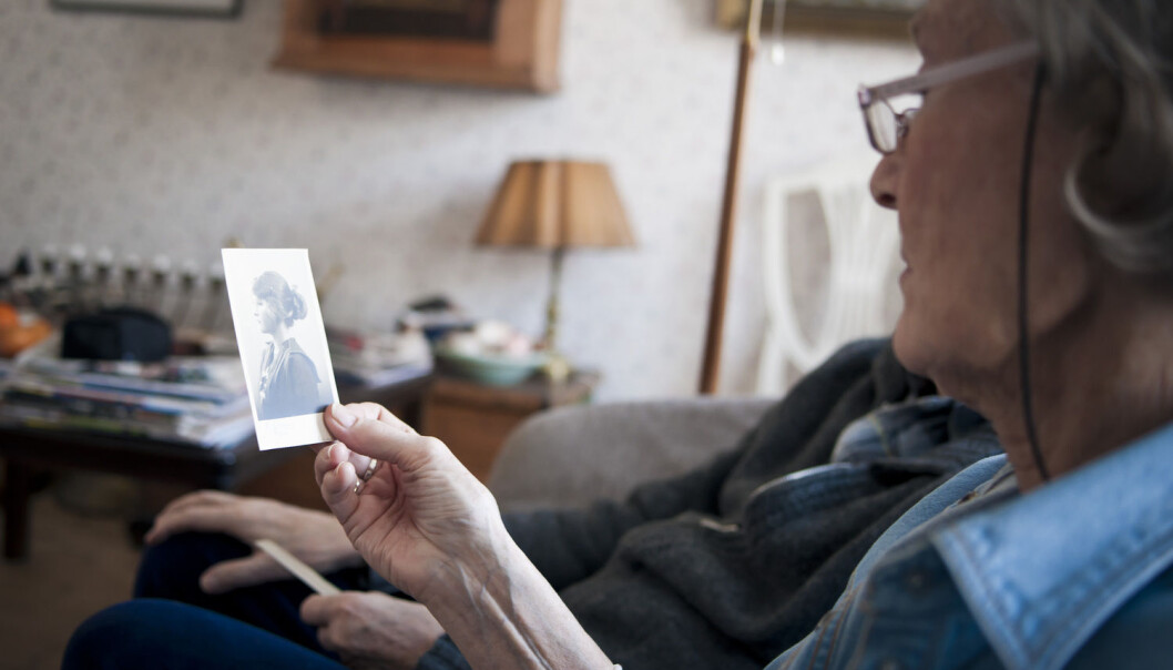 Det å se på bilder sammen med andre kan hjelpe deprimerte, demente eldre like godt som trening. Men det er ikke sikkert at det verken er de sosiale eller fysiske aktivitetene som gjør dem friskere. (Foto: Christoffer Relander/Maskot) Det å se på bilder sammen med andre kan hjelpe deprimerte, demente eldre like godt som trening. Men det er ikke sikkert at det verken er de sosiale eller fysiske aktivitetene som gjør dem friskere. (Foto: Christoffer Relander/Maskot)