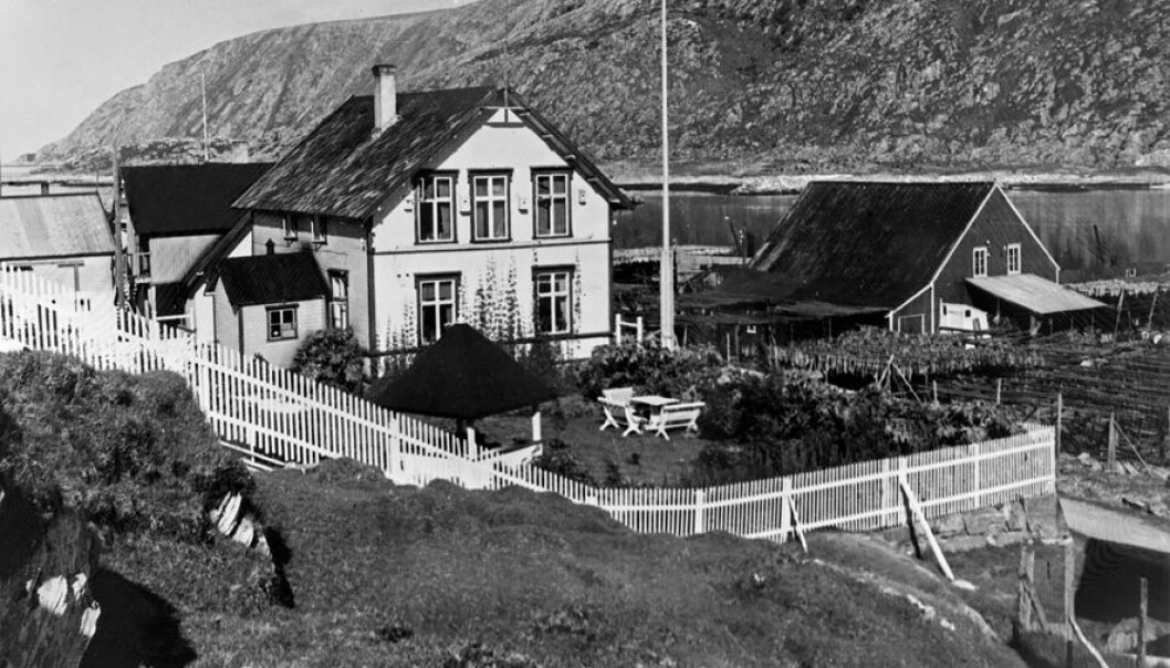 Britiske Florrie Figenskaugs frodige hage i havgapet på ytterkysten av Troms, ble etablert på 1920-tallet og vist fram i en artikkel i bladet Vi selv og våre hjem i 1938. (Foto: Edvard K. Barth, Tromsø Museum – Universitetsmuseet) Britiske Florrie Figenskaugs frodige hage i havgapet på ytterkysten av Troms, ble etablert på 1920-tallet og vist fram i en artikkel i bladet Vi selv og våre hjem i 1938. (Foto: Edvard K. Barth, Tromsø Museum – Universitetsmuseet)