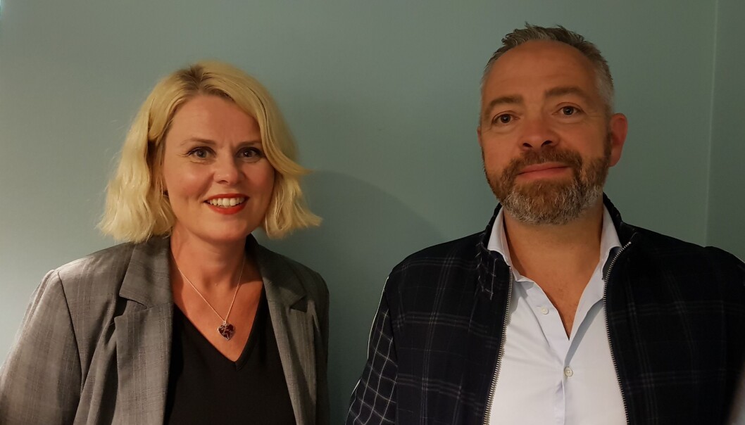 Gudrun Svensson, Glenn Seland og deres to tenåringer har redusert matsvinnet sitt. Nå bruker de opp rester og lar være å kjøpe varer som allerede finnes i kjøleskapet. (Foto: Nina Kristiansen) Gudrun Svensson, Glenn Seland og deres to tenåringer har redusert matsvinnet sitt. Nå bruker de opp rester og lar være å kjøpe varer som allerede finnes i kjøleskapet. (Foto: Nina Kristiansen)