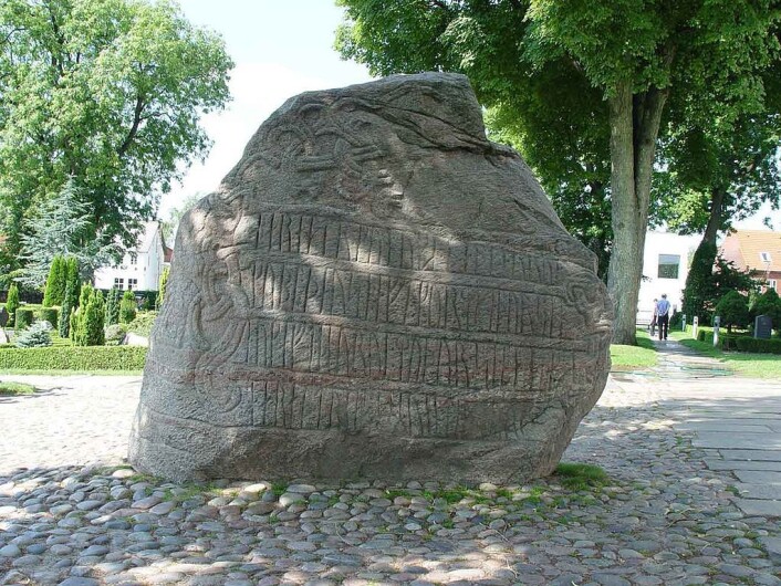 En av Jelling-steinene i Danmark. Disse steinene er nyere enn Röksteinen, og de viser for eksempel pyntemønstre som Röksteinen ikke har. (Foto: Jürgen Howaldt/CC BY-SA 2.0) En av Jelling-steinene i Danmark. Disse steinene er nyere enn Röksteinen, og de viser for eksempel pyntemønstre som Röksteinen ikke har. (Foto: Jürgen Howaldt/CC BY-SA 2.0)