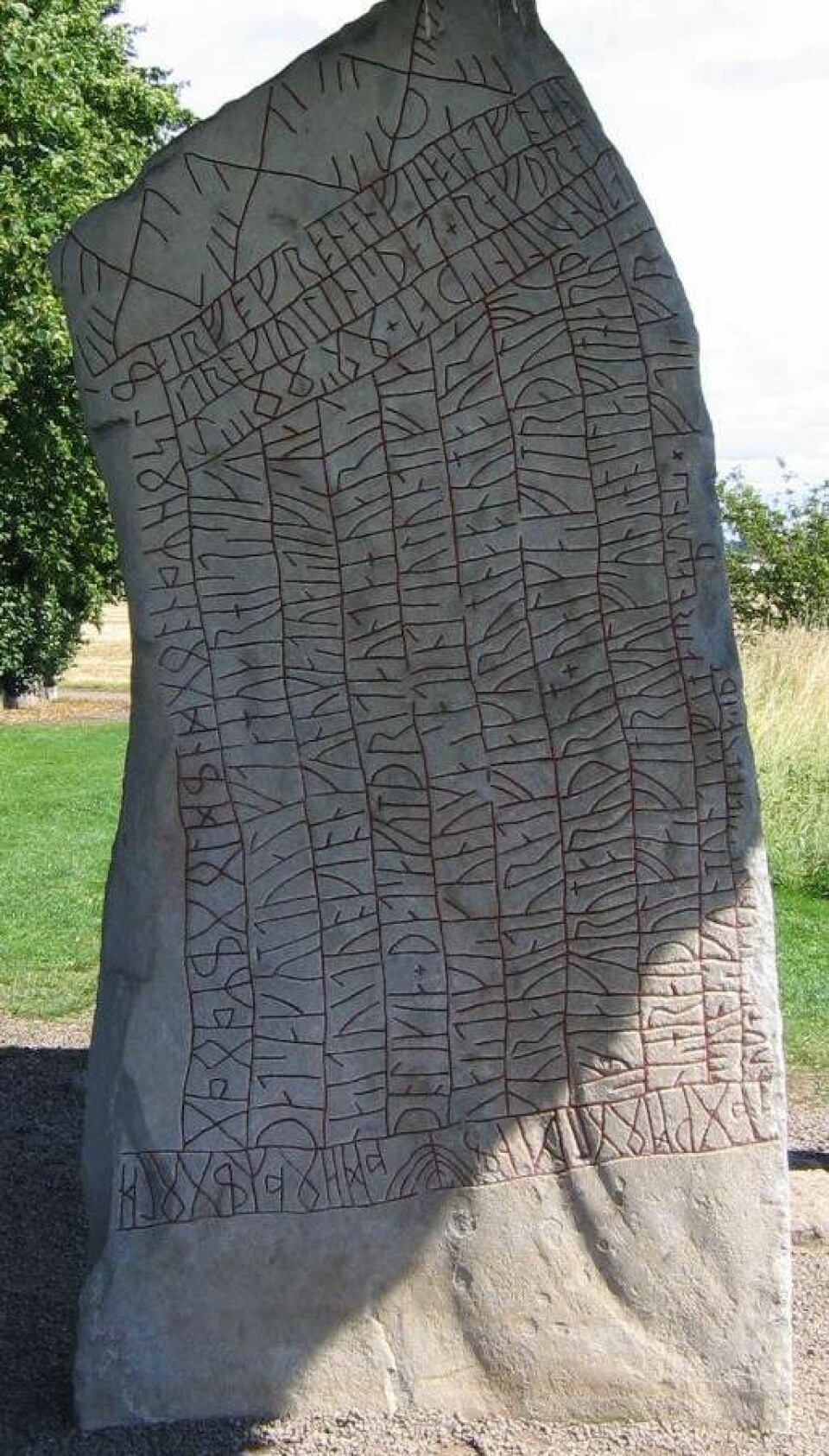 Röksteinens andre side. Det er også runer på toppen og på kortsidene av steinen. (Foto: Wiglaf/CC BY-SA 3.0)