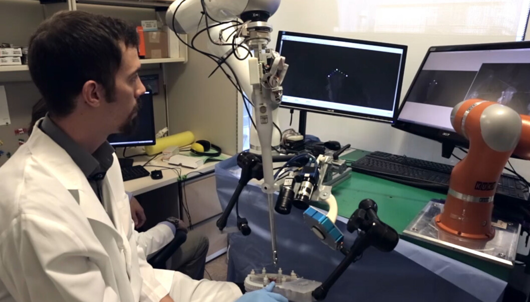 Den selvstyrte kirurgroboten Smart Tissue Autonomous Robot (STAR) kan utføre operasjoner på mykt vev. Her arbeider den på tarmene til en gris. Forskerne (Foto: Fra video av Carla Schaffer / AAAS) Den selvstyrte kirurgroboten Smart Tissue Autonomous Robot (STAR) kan utføre operasjoner på mykt vev. Her arbeider den på tarmene til en gris. Forskerne (Foto: Fra video av Carla Schaffer / AAAS)