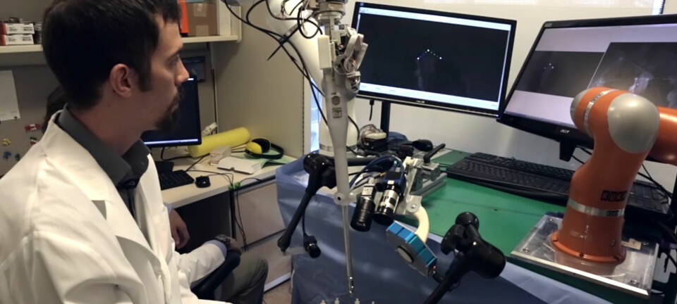 Den selvstyrte kirurgroboten Smart Tissue Autonomous Robot (STAR) kan utføre operasjoner på mykt vev. Her arbeider den på tarmene til en gris. Forskerne  (Foto: Fra video av Carla Schaffer / AAAS)