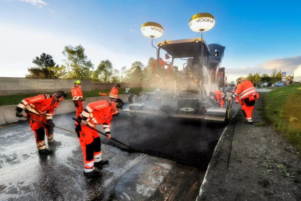 Statens vegvesen vil halvere CO2-utslipp til drift og vedlikehold innen 2030. CO2-utslipp vil derfor være avgjørende for hvilken entreprenør som skal vinne anbud om asfaltkontraktene. (Illustrasjonsfoto av E6 Omkjøringsvegen i Trondheim: Knut Opeide).