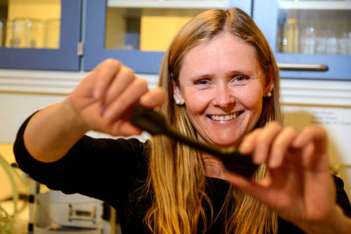 Seksjonssjef Wenche Hovin viser en strekktest av bitumen ved Vegvesenets laboratorium, Sentrallaboratoriet i Trondheim. Testen viser hvor elastisk prøven er. (Foto: Knut Opeide). Seksjonssjef Wenche Hovin viser en strekktest av bitumen ved Vegvesenets laboratorium, Sentrallaboratoriet i Trondheim. Testen viser hvor elastisk prøven er. (Foto: Knut Opeide).