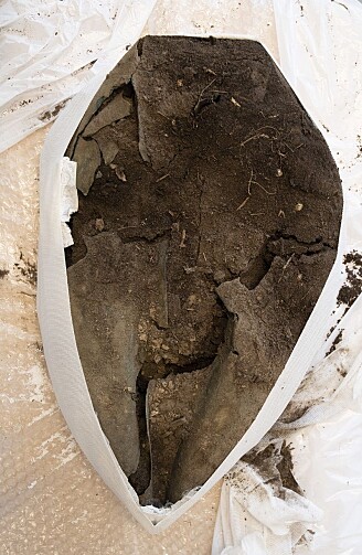 – Kjelen undersøkes nå videre på konserveringslaboratoriet. (Foto: Foto: Åge Hojem, NTNU Vitenskapsmuseet) – Kjelen undersøkes nå videre på konserveringslaboratoriet. (Foto: Foto: Åge Hojem, NTNU Vitenskapsmuseet)