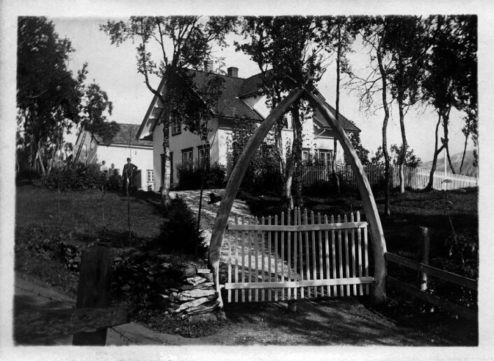 På 1800-tallet fikk hagen til kjøpmann Rasmus Skancke på landstedet Bogaas i Tromsø en portal bestående av hvalkjever, som gjorde at stedet ble kalt «Kvalkjeften» på folkemunne. (Foto: Tromsø Museum – Universitetsmuseet) På 1800-tallet fikk hagen til kjøpmann Rasmus Skancke på landstedet Bogaas i Tromsø en portal bestående av hvalkjever, som gjorde at stedet ble kalt «Kvalkjeften» på folkemunne. (Foto: Tromsø Museum – Universitetsmuseet)