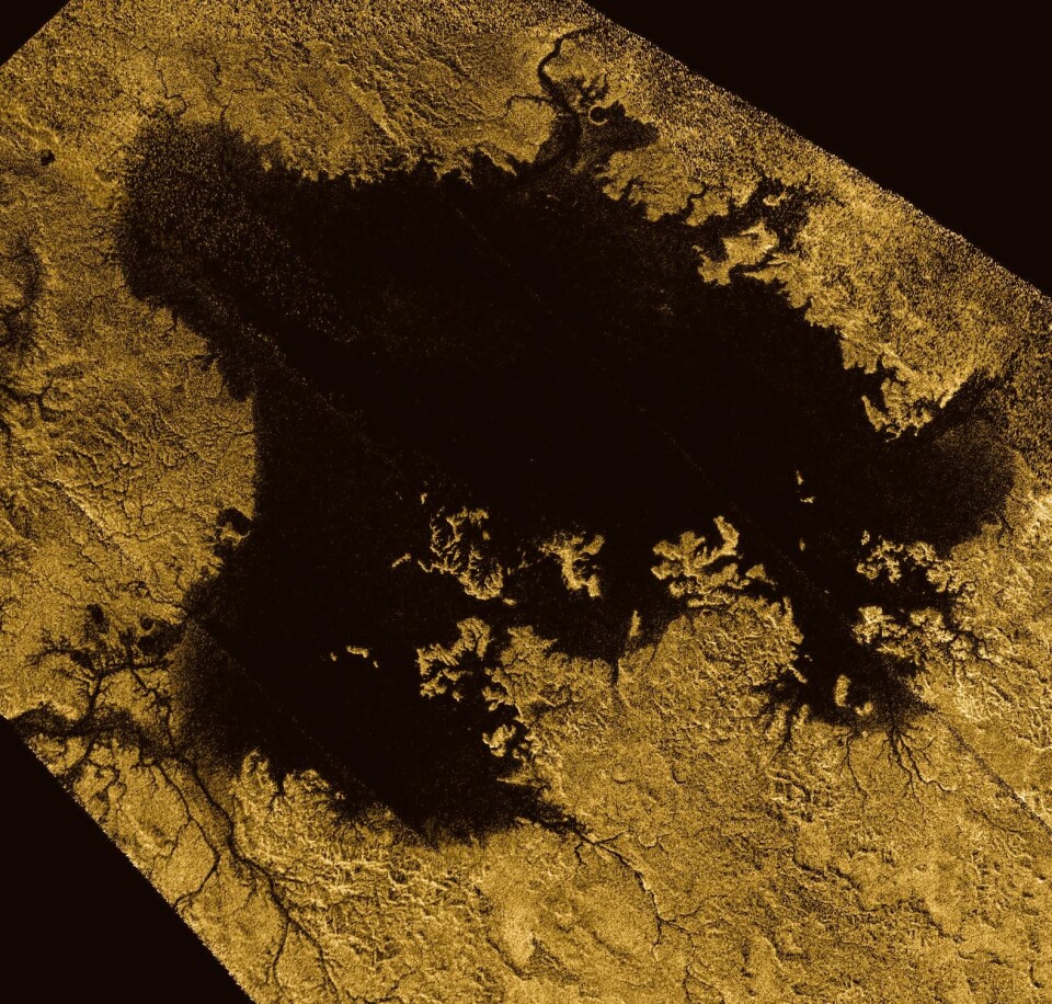 Mare Ligeia på Titan er Saturnmånens største hav og ligger nær nordpolen, sett av romsonden Cassini. Havet består av flytende metan med en dybde ned til 160 meter. (Foto: NASA/JPL-Caltech/ASI/Cornell)