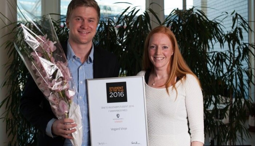 Vegard Vinje ble kåret til årets ingeniørstudent. I masteroppgaven har han samarbeidet tverrfaglig med medisinske forskere ved Rikshospitalet. – Det var utrolig kult å vinne pris, sier Vegard Vinje, som nå tar fatt på doktorgraden. Her med informasjonsdirektør Marianne Øiahals i Forsvarsmateriell. (Foto: Universum) Vegard Vinje ble kåret til årets ingeniørstudent. I masteroppgaven har han samarbeidet tverrfaglig med medisinske forskere ved Rikshospitalet. – Det var utrolig kult å vinne pris, sier Vegard Vinje, som nå tar fatt på doktorgraden. Her med informasjonsdirektør Marianne Øiahals i Forsvarsmateriell. (Foto: Universum)