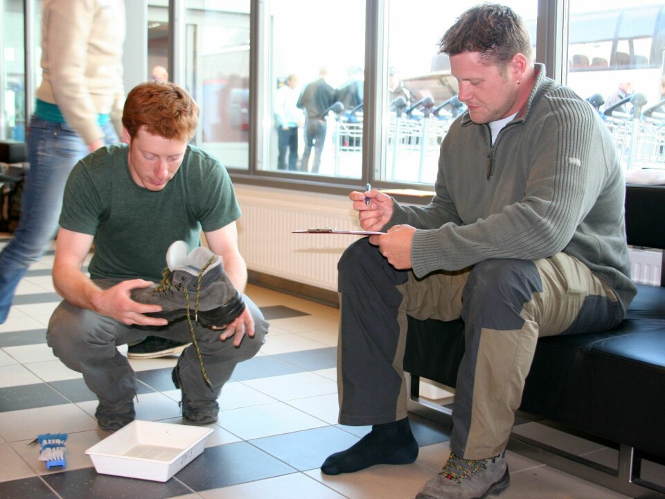 Chris Ware (left) cleaning shoes at Longyearbyen airport in July 2008. (Photo: Eva Therese Jenssen/UNIS)