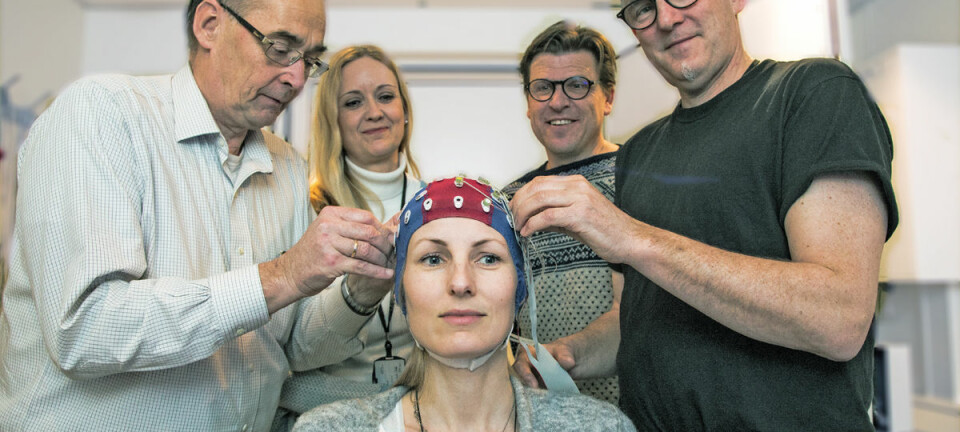 Pål Gunnar Larsen (f.v.), Anne-Kristin Solbakk, Torstein Meling og Tor Endestad ønsker å undersøke hvordan hjernesignalene kan kommunisere direkte med tekniske hjelpemidler. Her måler de hjernesignalene på Ingrid Funderud. (Foto: Yngve Vogt)