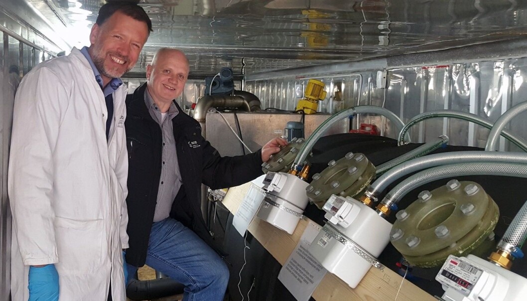 Biogassreaktoren er utvikla av Uno Andersen (til høgre) frå NIBIO gjennom selskapet Antec Biogas. Roald Aasen (til venstre) er forskar ved divisjon for Miljø og naturressursar i NIBIO og leiar uttestinga av reaktoren. (Foto: Siri Elise Dybdal) Biogassreaktoren er utvikla av Uno Andersen (til høgre) frå NIBIO gjennom selskapet Antec Biogas. Roald Aasen (til venstre) er forskar ved divisjon for Miljø og naturressursar i NIBIO og leiar uttestinga av reaktoren. (Foto: Siri Elise Dybdal)