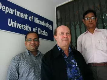 ”The Shigella bacteria are more intrusive than E. coli because they invade the cells, and have powerful toxins. That is why people get so ill", explains Professor Sirajul Islam Khan at UoD (right).  Professor Nils- Kåre Birkeland (middle) from UiB and researcher Mohammed Ziaur Rahman (left). (Photo: Frøy Katrine Myrhol)