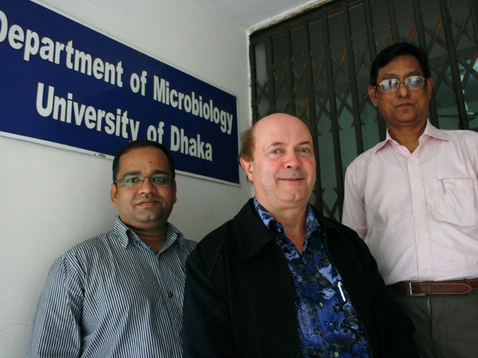 ”The Shigella bacteria are more intrusive than E. coli because they invade the cells, and have powerful toxins. That is why people get so ill', explains Professor Sirajul Islam Khan at UoD (right).  Professor Nils- Kåre Birkeland (middle) from UiB and researcher Mohammed Ziaur Rahman (left). (Photo: Frøy Katrine Myrhol)
