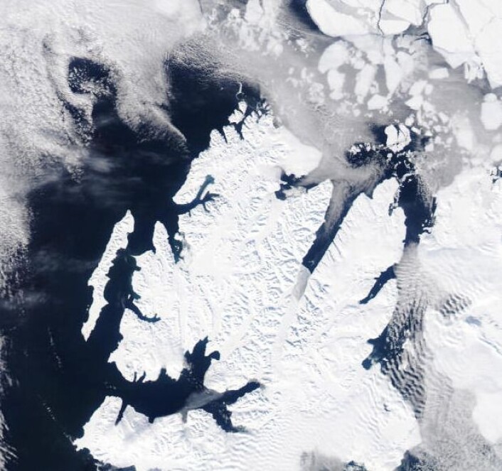 Nord-vestre del av Svalbard sett fra NASAs satellitt Aqua 26. april. (Bilde: NASA Aqua MODIS) Nord-vestre del av Svalbard sett fra NASAs satellitt Aqua 26. april. (Bilde: NASA Aqua MODIS)
