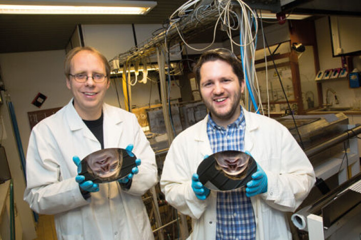 Ola Nilsen og Knut Bjarne Gandrud på Kjemisk institutt har spesialisert seg på å lage supertynne og lynkjappe batterier. (Foto: Yngve Vogt.) Ola Nilsen og Knut Bjarne Gandrud på Kjemisk institutt har spesialisert seg på å lage supertynne og lynkjappe batterier. (Foto: Yngve Vogt.)