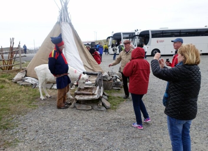 Britt Kramvig forsker også på hvordan samiske objekter blir brukt i reiselivet i Nord-Norge og hvilken turbulens det kan skape. (Foto: Britt Kramvig) Britt Kramvig forsker også på hvordan samiske objekter blir brukt i reiselivet i Nord-Norge og hvilken turbulens det kan skape. (Foto: Britt Kramvig)