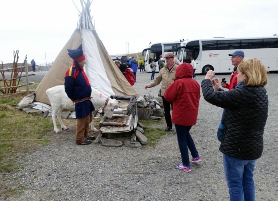Britt Kramvig forsker også på hvordan samiske objekter blir brukt i reiselivet i Nord-Norge og hvilken turbulens det kan skape. (Foto: Britt Kramvig)
