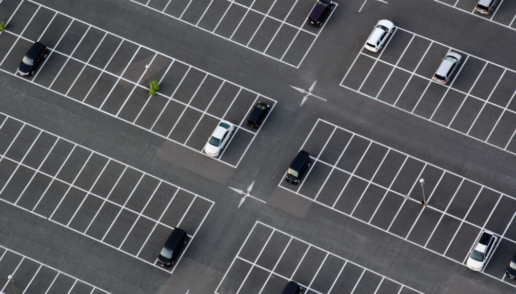 Hvis jeg spør deg om det er like mange parkeringsplasser og biler, så ville du sannsynligvis telle antall bilder og antall parkeringsplasser, for så å sjekke om det var like mange. I praksis er dette en veldig god måte å finne svaret på, men det er ikke den eneste måten. (Foto: Scanpix) Hvis jeg spør deg om det er like mange parkeringsplasser og biler, så ville du sannsynligvis telle antall bilder og antall parkeringsplasser, for så å sjekke om det var like mange. I praksis er dette en veldig god måte å finne svaret på, men det er ikke den eneste måten. (Foto: Scanpix)