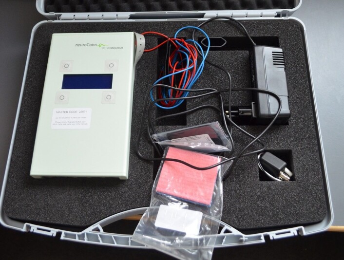 tDCS-utstyret består av apparatet på 9 volt og to elektroder. (Foto: Svein Harald Milde, UiO) tDCS-utstyret består av apparatet på 9 volt og to elektroder. (Foto: Svein Harald Milde, UiO)