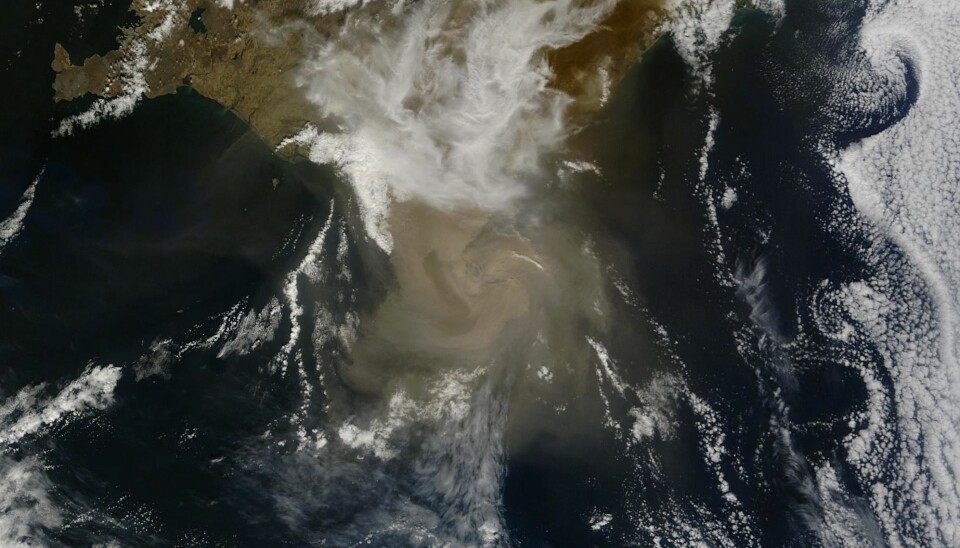 NASA MODIS satellite image acquired at 05:15 UTC on May 22, 2011 shows the plume casting shadow to the west. (Photo: NASA/GSFC/Jeff Schmaltz/MODIS Land Rapid Response Team)