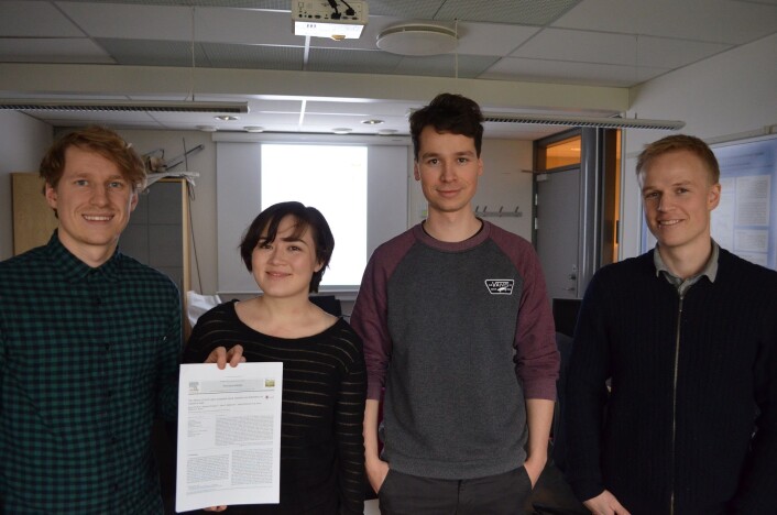 Stolte forskerspirer viser frem publikasjonen. Fra venstre James Roe, Nina Chung Mathiesen, Mathias Nesheim og prosjektleder Markus Handal Sneve. (Foto: Svein Harald Milde, UiO) Stolte forskerspirer viser frem publikasjonen. Fra venstre James Roe, Nina Chung Mathiesen, Mathias Nesheim og prosjektleder Markus Handal Sneve. (Foto: Svein Harald Milde, UiO)