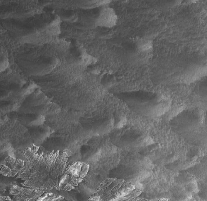 Havoverflaten utenfor Finnmarkskysten på morgenkvisten 13. april, sett fra radarsatellitten Sentinel-1A. (Bilde: Copernicus Sentinel data 2016, prosessert ved KSAT i Tromsø). Havoverflaten utenfor Finnmarkskysten på morgenkvisten 13. april, sett fra radarsatellitten Sentinel-1A. (Bilde: Copernicus Sentinel data 2016, prosessert ved KSAT i Tromsø).