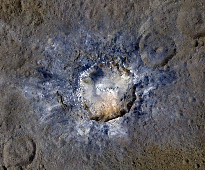 Stadig bedre bilder fra dvergplaneten Ceres. Her er Haulani-krateret sett fra NASA's romsonde Dawn. (Bilde: NASA/JPL-Caltech/UCLA/MPS/DLR/IDA) Stadig bedre bilder fra dvergplaneten Ceres. Her er Haulani-krateret sett fra NASA's romsonde Dawn. (Bilde: NASA/JPL-Caltech/UCLA/MPS/DLR/IDA)