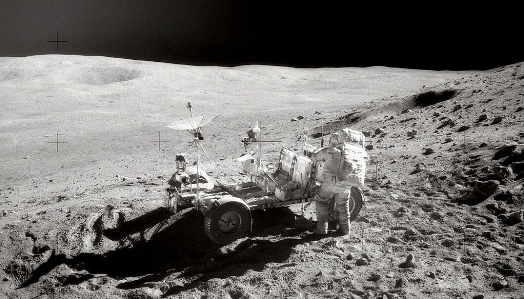 Rester av jern fra eksploderende stjerner i jordas nabolag er oppdaget i steiner samlet av månefarerne på ferdene Apollo 12, 15 og 16 tidlig på 1970-tallet. Her arbeider astronaut John Young ved månebilen under Apollo 16-ekspedisjonen til fjellområdet Descartes 22. april 1972. (Foto: NASA) Rester av jern fra eksploderende stjerner i jordas nabolag er oppdaget i steiner samlet av månefarerne på ferdene Apollo 12, 15 og 16 tidlig på 1970-tallet. Her arbeider astronaut John Young ved månebilen under Apollo 16-ekspedisjonen til fjellområdet Descartes 22. april 1972. (Foto: NASA)