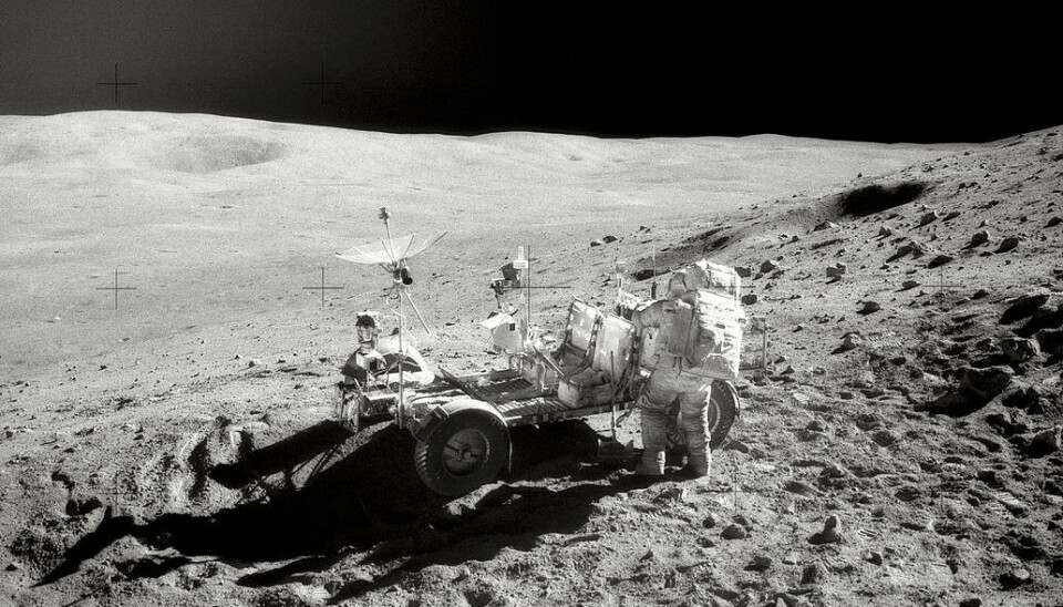 Rester av jern fra eksploderende stjerner i jordas nabolag er oppdaget i steiner samlet av månefarerne på ferdene Apollo 12, 15 og 16 tidlig på 1970-tallet. Her arbeider astronaut John Young ved månebilen under Apollo 16-ekspedisjonen til fjellområdet Descartes 22. april 1972. (Foto: NASA)