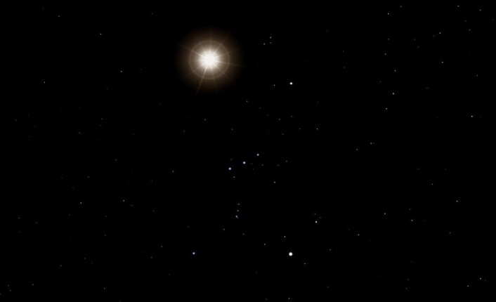 Slik kan Betelgeuse i stjernebildet Orion blaffe opp i morgen eller om hundre tusen år. Vi ser Orions belte midt i bildet som tre skråstilte stjerner. (Foto: (Bilde: Rekonstruert fra det åpne dataprogrammet Celestia, Wikimedia Commons)) Slik kan Betelgeuse i stjernebildet Orion blaffe opp i morgen eller om hundre tusen år. Vi ser Orions belte midt i bildet som tre skråstilte stjerner. (Foto: (Bilde: Rekonstruert fra det åpne dataprogrammet Celestia, Wikimedia Commons))