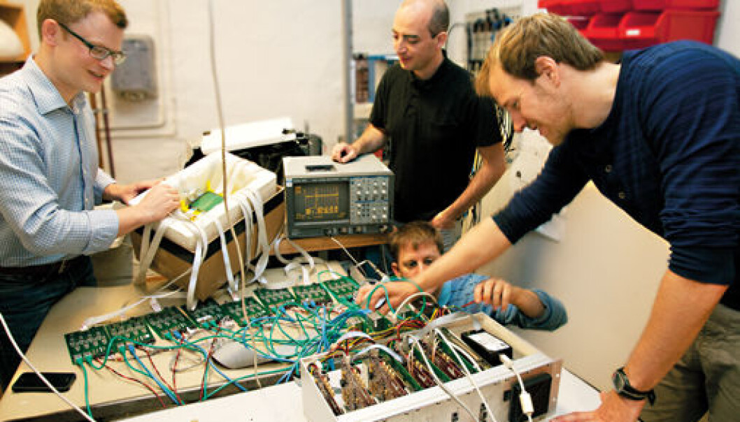 The particle physicists Erlend Bolle, David Volgyes, Michael Rissi and Kim-Eigard Hines have developed a completely new technology that makes it possible to halve radiation from a PET scanner. The PET scanner is also built at such a small scale that it can be placed inside an MR scanner. This makes it possible to take the MR and PET images at the same time. (Photo: Yngve Vogt) The particle physicists Erlend Bolle, David Volgyes, Michael Rissi and Kim-Eigard Hines have developed a completely new technology that makes it possible to halve radiation from a PET scanner. The PET scanner is also built at such a small scale that it can be placed inside an MR scanner. This makes it possible to take the MR and PET images at the same time. (Photo: Yngve Vogt)