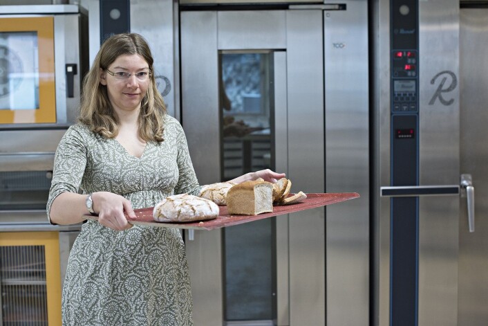 Det har vært en lang prosess for Nofima-forsker Anne Rieder og kollegaene hennes for å finne frem til den bakemetoden som gir de sunneste brødene. (Foto: Jon-Are Berg-Jacobsen, Nofima) Det har vært en lang prosess for Nofima-forsker Anne Rieder og kollegaene hennes for å finne frem til den bakemetoden som gir de sunneste brødene. (Foto: Jon-Are Berg-Jacobsen, Nofima)