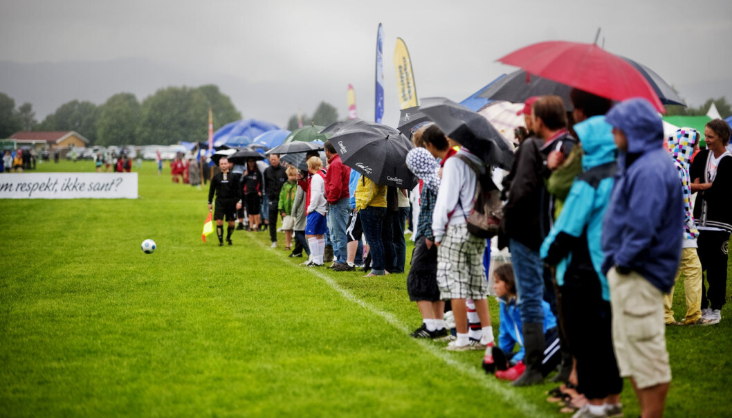 Idretten bidrar til å realisere det rådende idealet for utøvelse av foreldrerollen – hvor det å være emosjonelt involvert er helt sentralt. (Illustrasjonsfoto: Kyrre Lien, NTB scanpix) Idretten bidrar til å realisere det rådende idealet for utøvelse av foreldrerollen – hvor det å være emosjonelt involvert er helt sentralt. (Illustrasjonsfoto: Kyrre Lien, NTB scanpix)