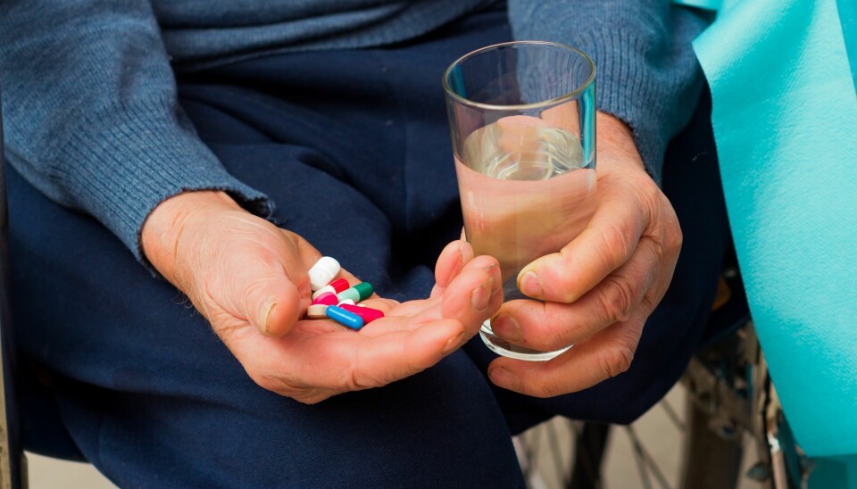 Antipsykotiske medikamenter øker blant annet risikoen for slag når de brukes til å behandle eldre mennesker. Andre bivirkninger kan være at pasientene beveger seg mindre, blir trette, stive i kroppen og spiser mindre. (Illustrasjonsfoto: Colourbox)