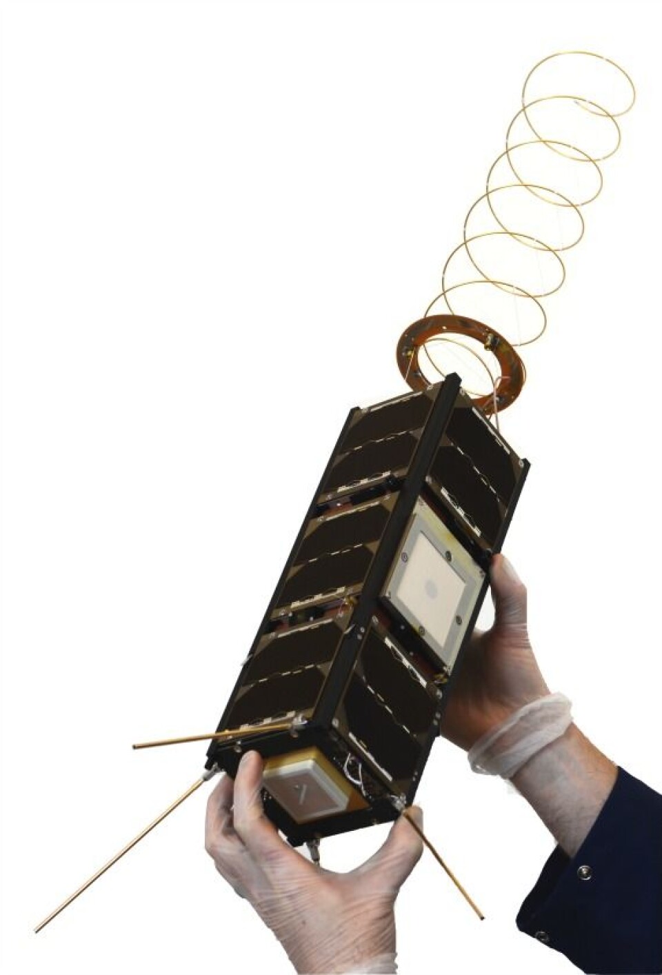GomX-3 er en CubeSat som måler kun 10 x 10 x 10 centimeter og er bygget av GomSpace i Danmark. GomX-3 overvåker flytrafikken på jorda. (Foto: GomSpace)